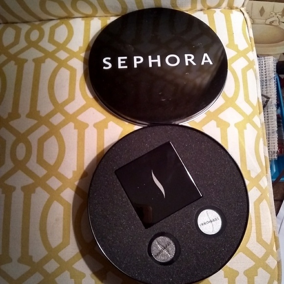 Makeup - Picture 2 of 4